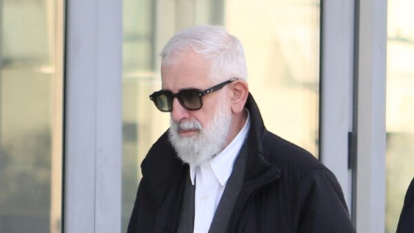 Ο Πέτρος Φιλιππίδης έξω από το δικαστήριο