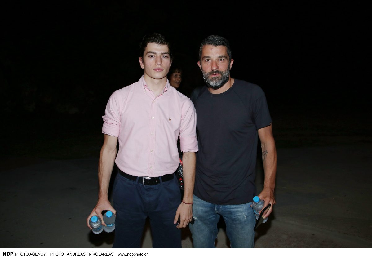 Ο Πέτρος Λαγούτης με τον έναν γιο του στο θέατρο