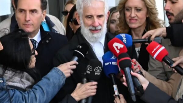 Ο Πέτρος Φιλιππίδης έξω από τα δικαστήρια