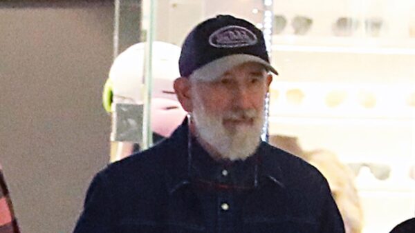 Ο Πέτρος Φιλιππίδης με καπέλο