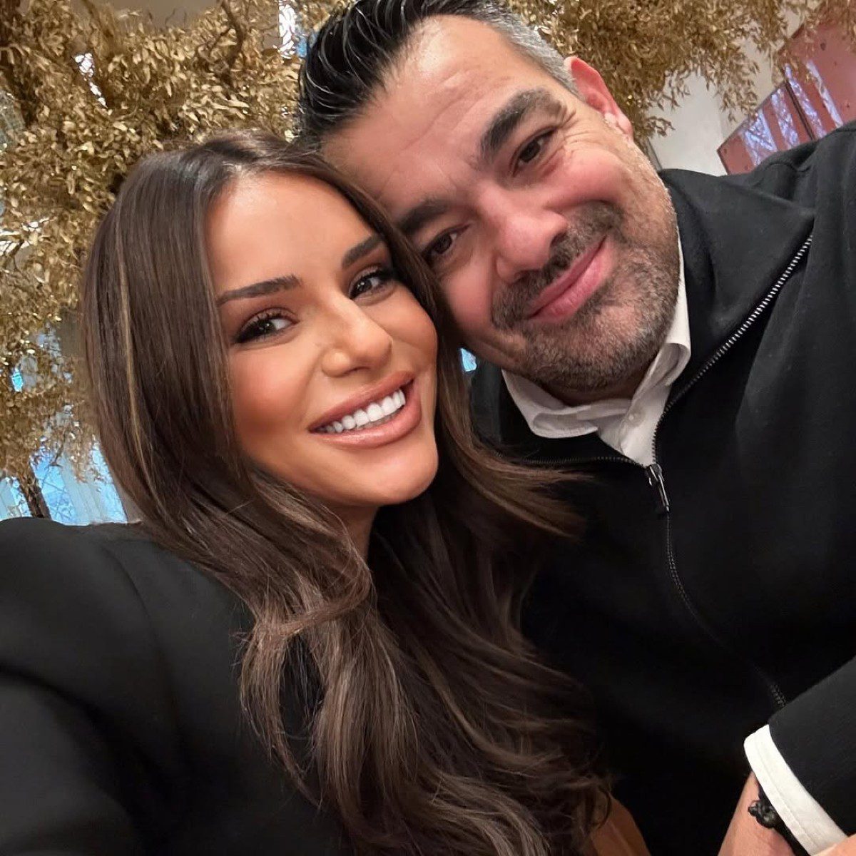 Η Τσολάκη και ο Πετρουλάκης αγκαλιά