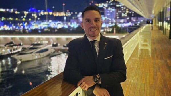 Ο Λευτέρης Πετρούνιας με φόντο λιμάνι