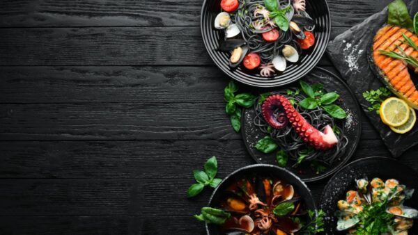 δείπνο με θαλασσινά σε διάφορα πιάτα