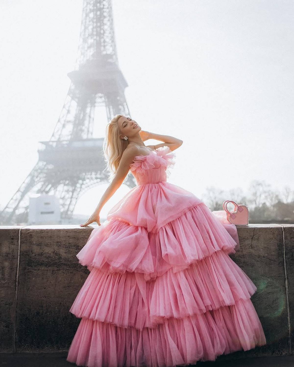 Η Ιωάννα Τούνη με ροζ φόρεμα στο Παρίσι