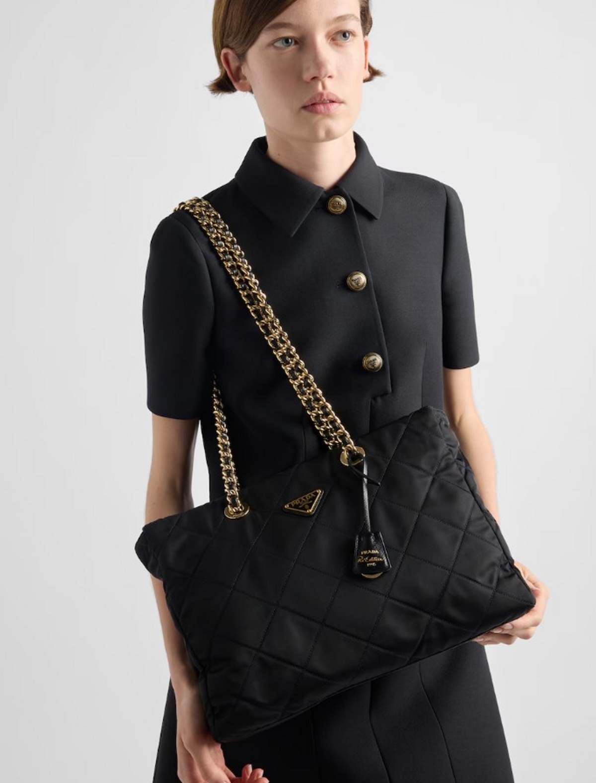 μαύρη τσάντα με αλυσίδα prada