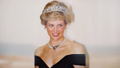 Η πολύτιμη τιάρα κοσμεί τα μαλλιά της Νταϊάνας