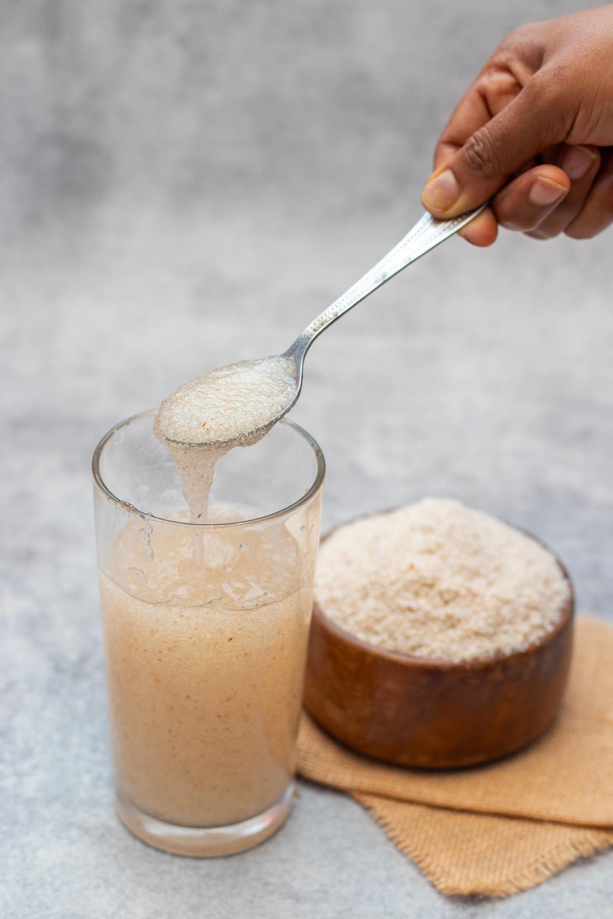 Η πείνα περιορίζεται με σπόρους ψύλλιου σε νερό