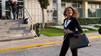 Η Ράνια Τζίμα με μαύρο κοστούμι