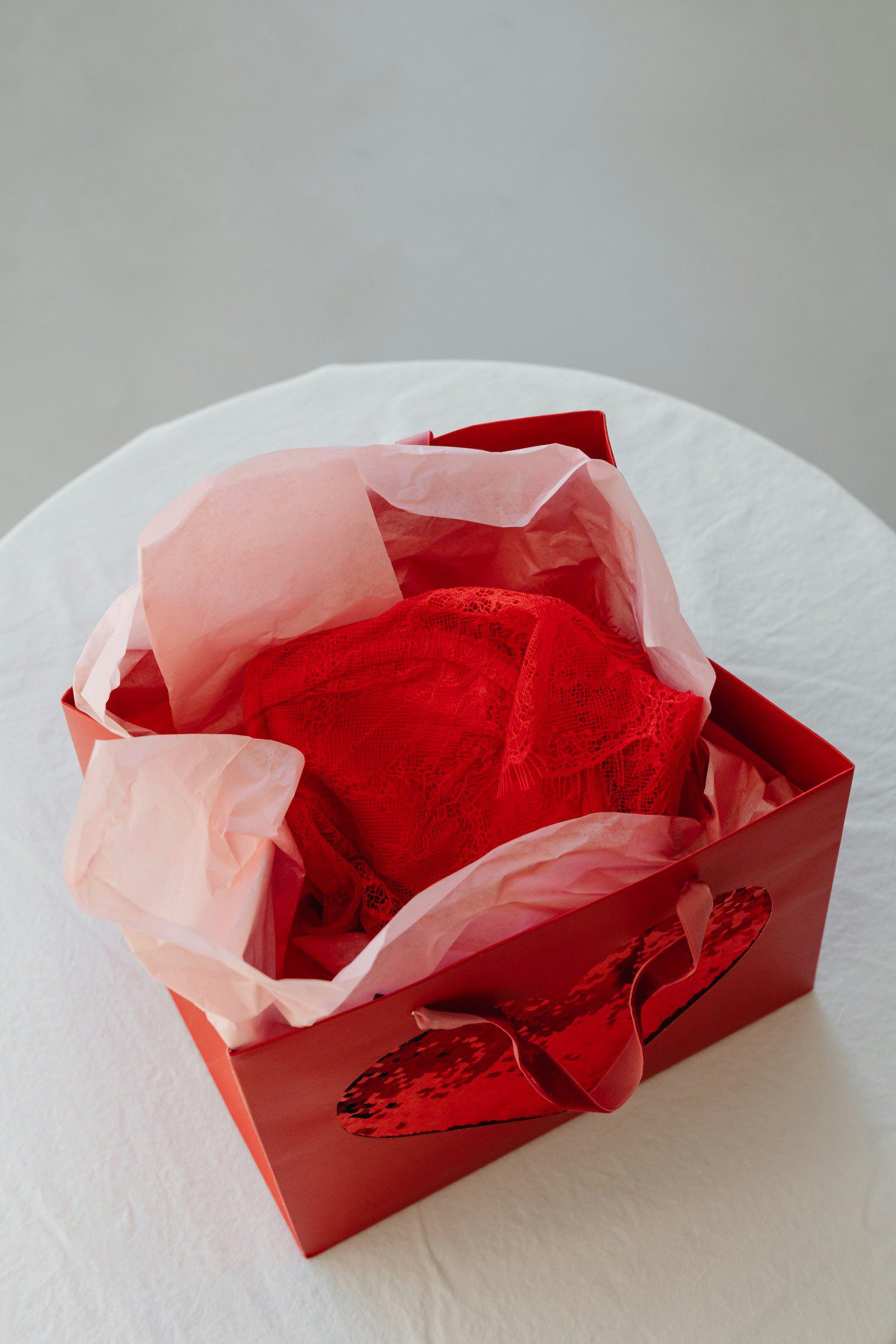 Κουτί δώρου με κόκκινα εσώρουχα μέσα