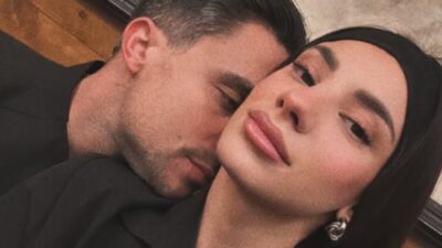 Ο Σάκης Κατσούλης αγκαλιά με τη Μαριαλένα Ρουμελιώτη