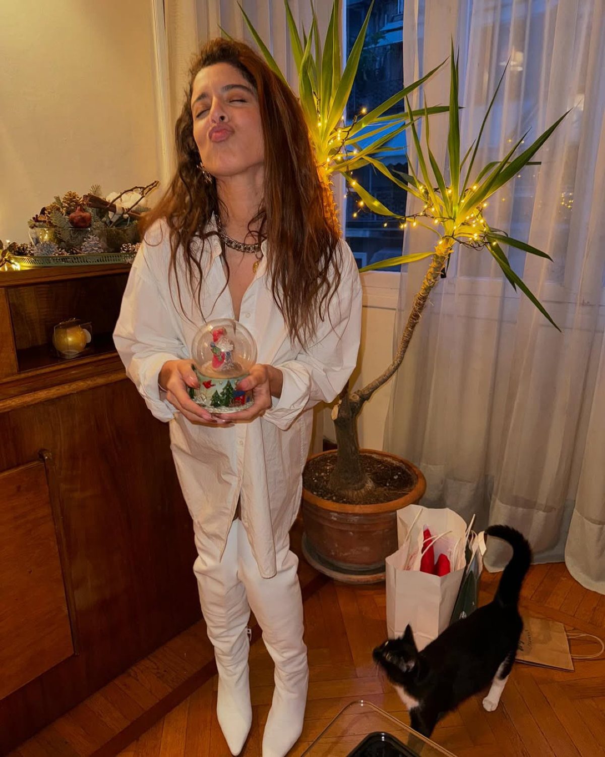 Μαρίνα Σάττι και γάτα στο σαλόνι