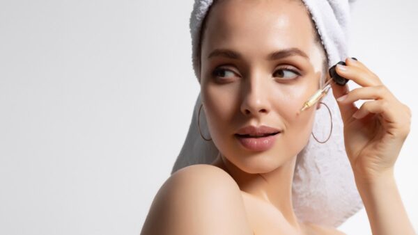 La Roche-Posay: Γιορτινές προτάσεις λάμψης με τρεις εξειδικευμένες ρουτίνες αντιγήρανσης για κάθε τύπο δέρματος!