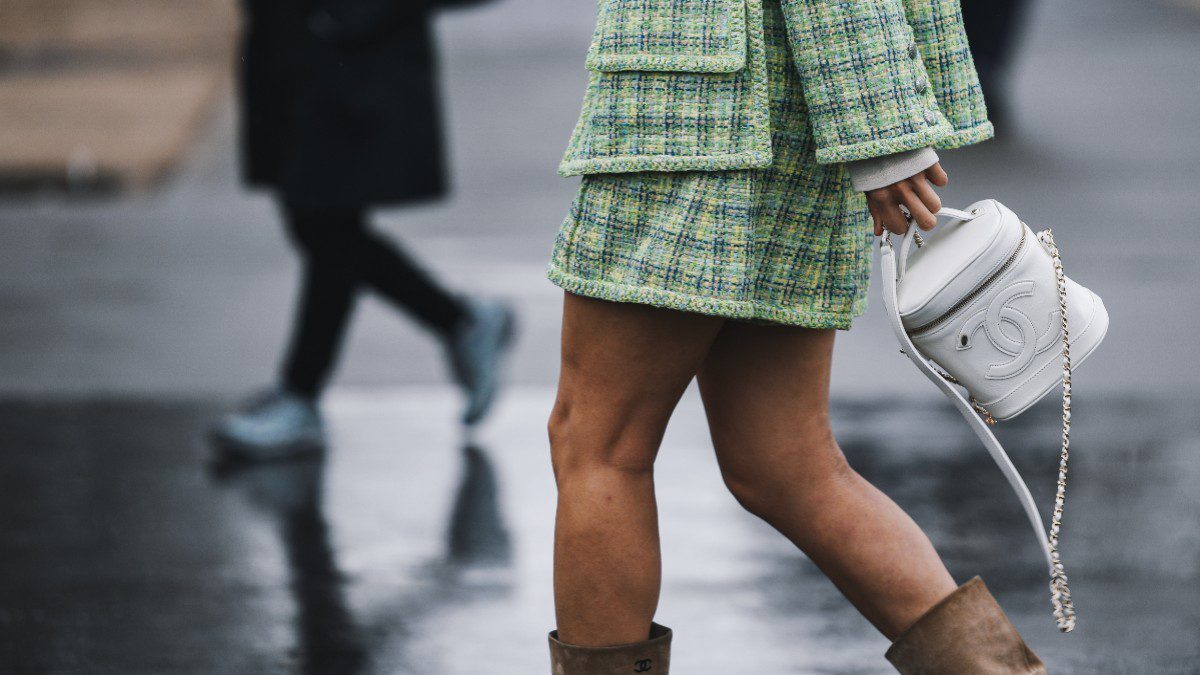 φούστα & μπότες στο street style