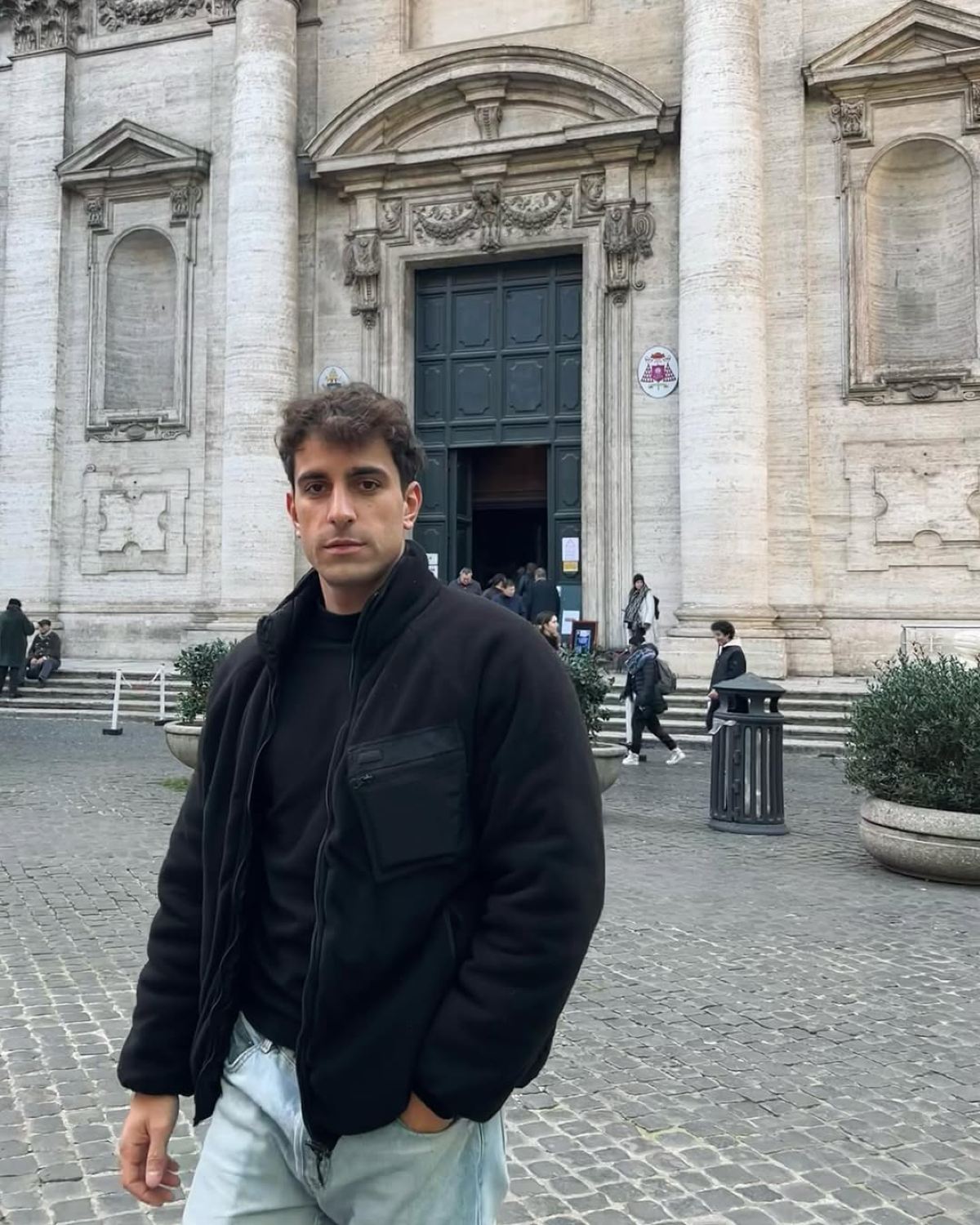 Ο Αλ. Σκουρλέτης μπροστά από κτήριο