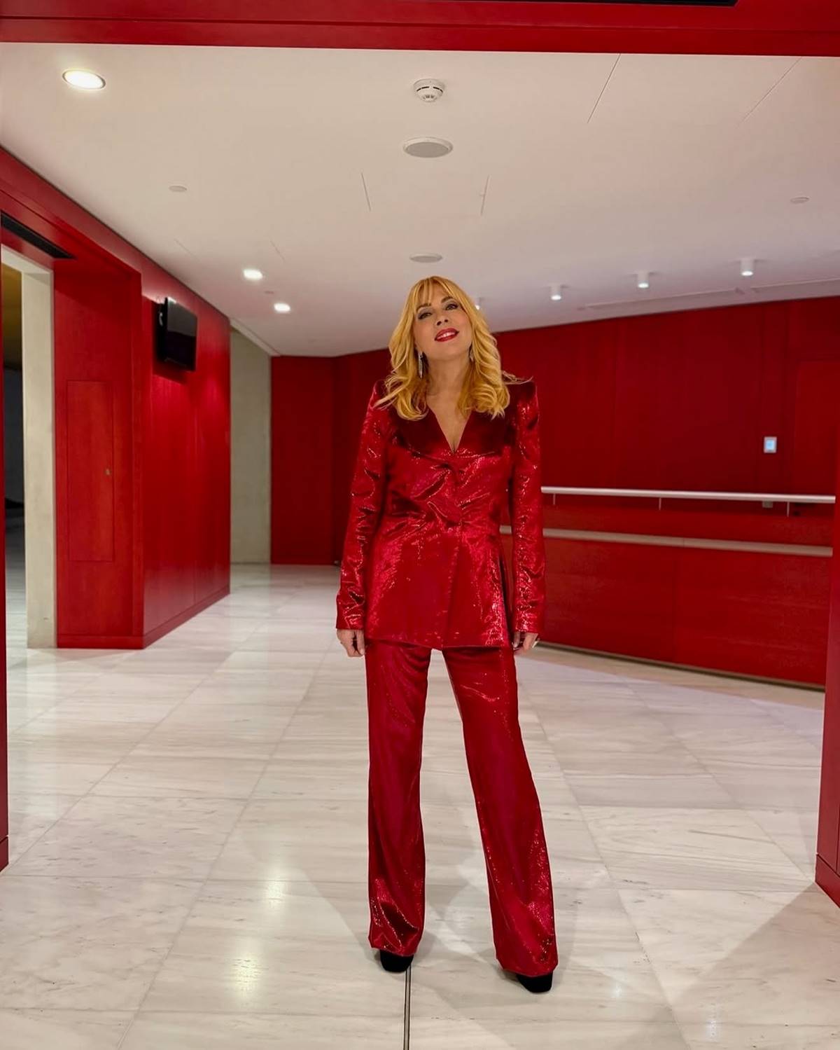 Κόκκινο κοστούμι φόρεσε η Σμαράγδα Καρύδη