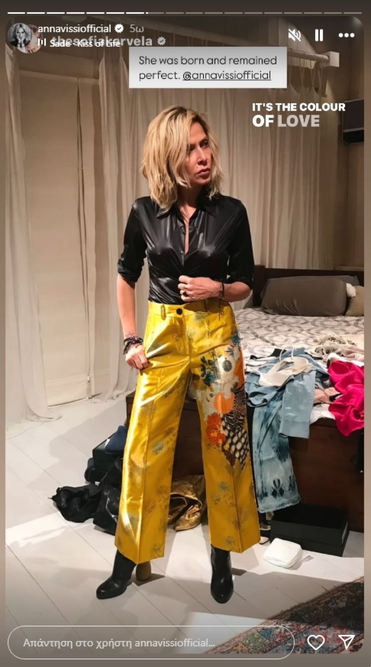 Η Άννα Βίσση δοκιμάζει ρούχα