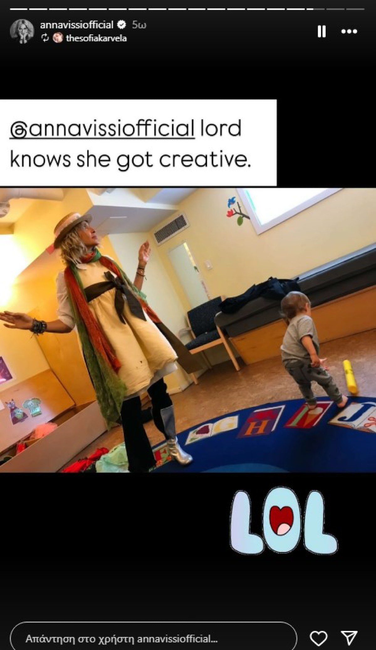 Η αννα βισση παιζει με το μωρο της