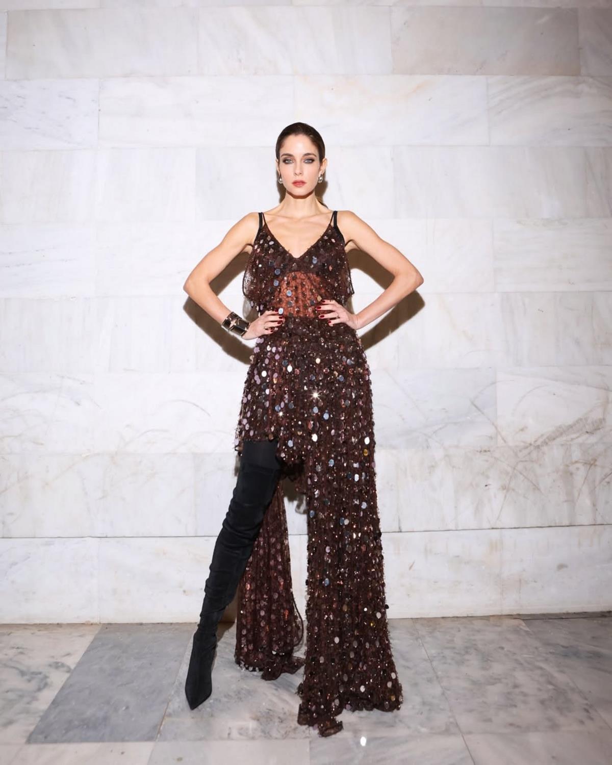 Η Δούκισσα Νομικού με σοκολατί μάξι φόρεμα