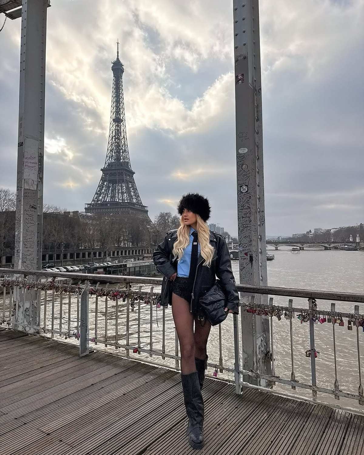 Η Ιωάννα Τούνη με σορτσάκι στο Παρίσι