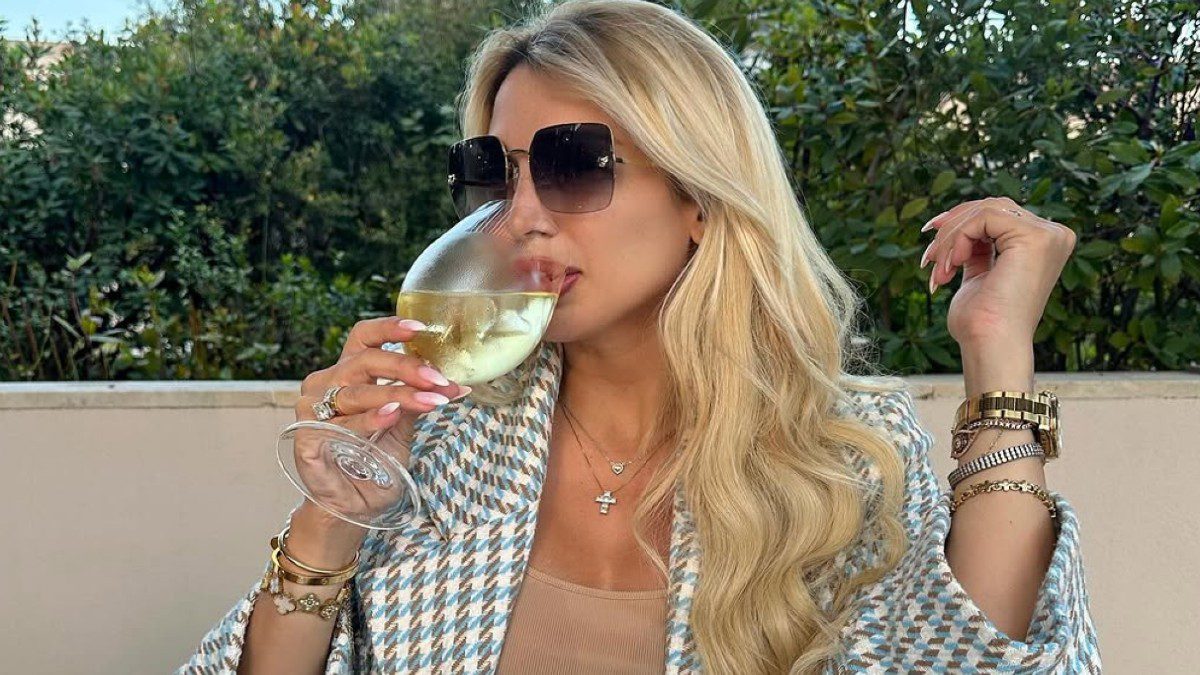 Η Κωνσταντίνα Σπυροπούλου πίνει κρασί