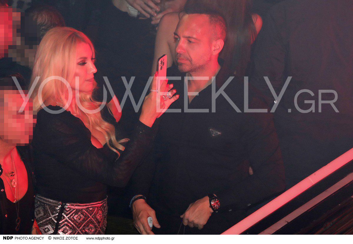 Η Κωνσταντίνα Σπυροπούλου και ο Βασίλης Σταθοκωστόπουλος στα μπουζούκια και εκείνη με το κινητό στο χέρι