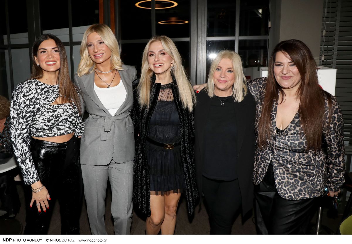 Η Σταματίνα Τσιμτσιλή και η Φαίη Σκορδά με τη Ζωή Κρονάκη, την Νάνσυ Νικολαΐδου και την Κατερίνα Ζαρίφη