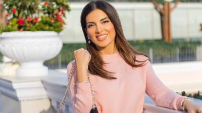 Η Σταματίνα Τσιμτσιλή με ροζ πουλόβερ