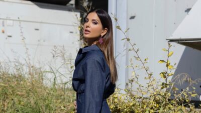 Η Σταματίνα Τσιμτσιλή ποζάρει με φόντο λουλούδια