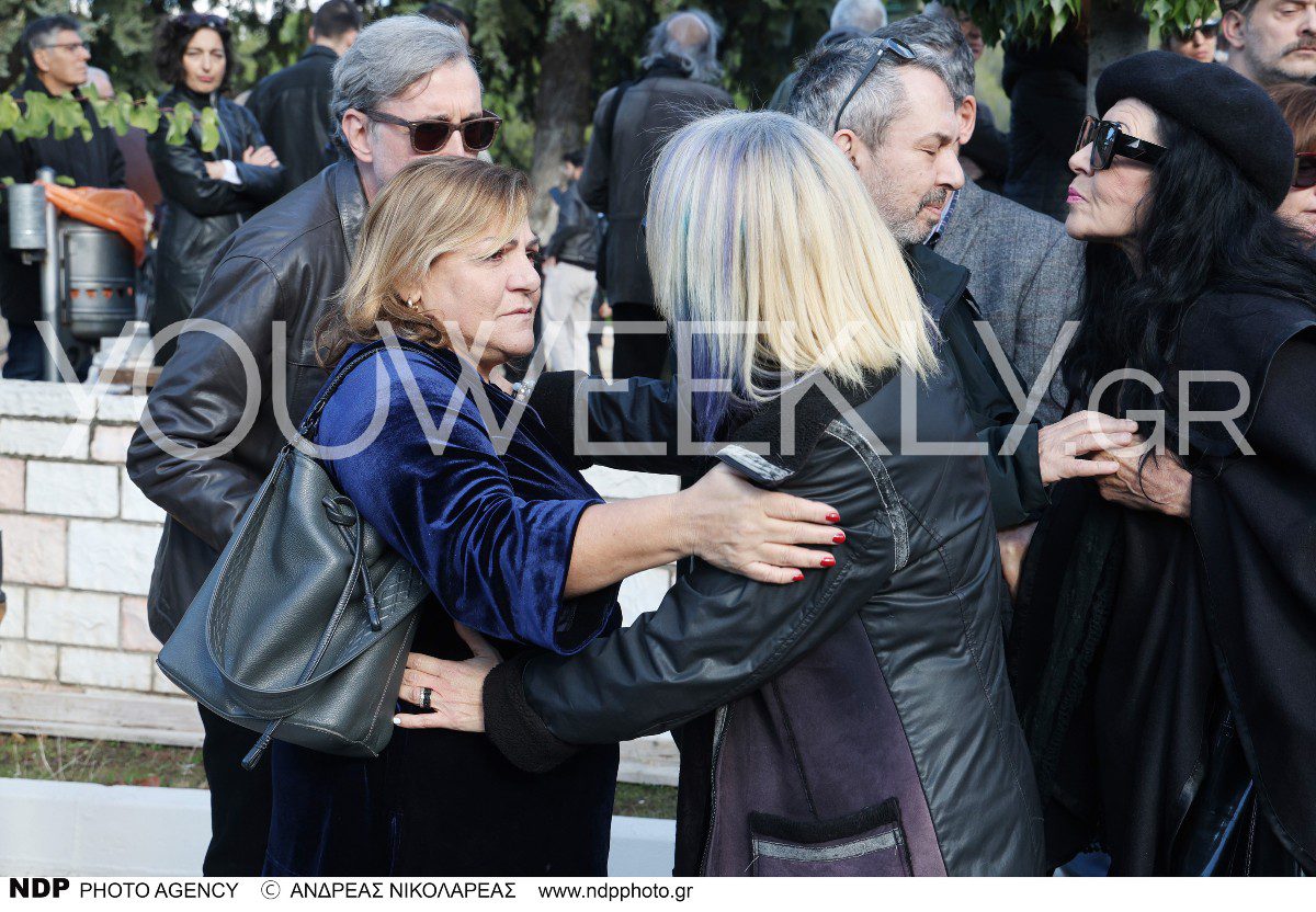 Η Βίκυ Σταυροπούλου με την κόρη του Γεωργουσόπουλου στην κηδεία του