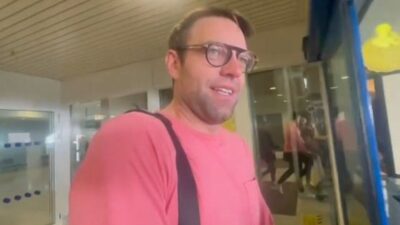 Ο Στέφανος Κασσελάκης στο αεροδρόμιο