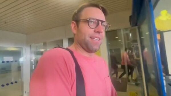 Ο Στέφανος Κασσελάκης στο αεροδρόμιο