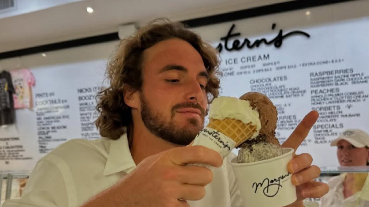 Ο Στέφανος Τσιτσιπάς τρώει παγωτό