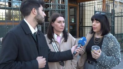 Η Super κική με την φίλη της εξω από το δικαστήριο