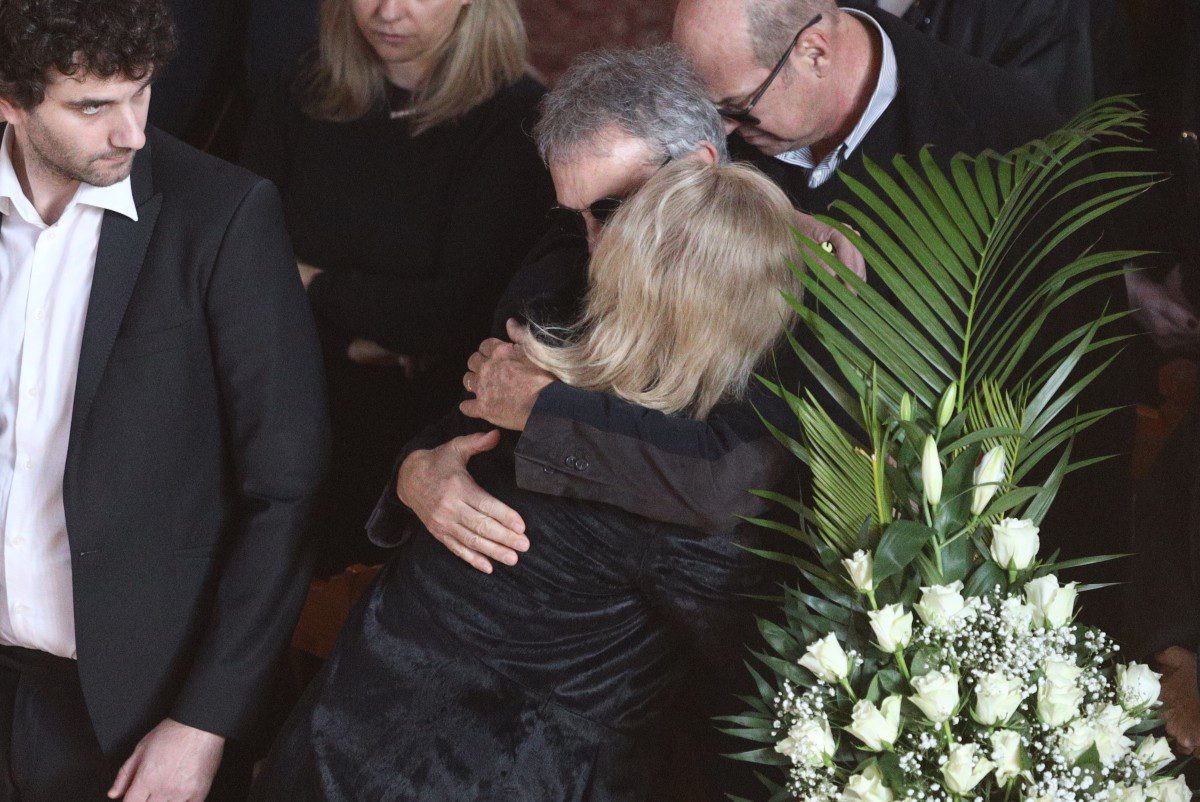 Η σύζυγος του Χαρδαβέλλα στην κηδεία του