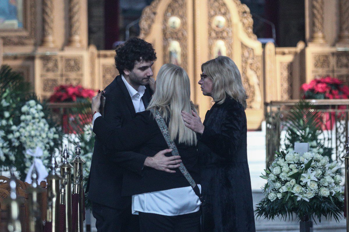 Ο γιος, η γυναίκα και μία ακόμη γυναίκα μέσα στην εκκλησία