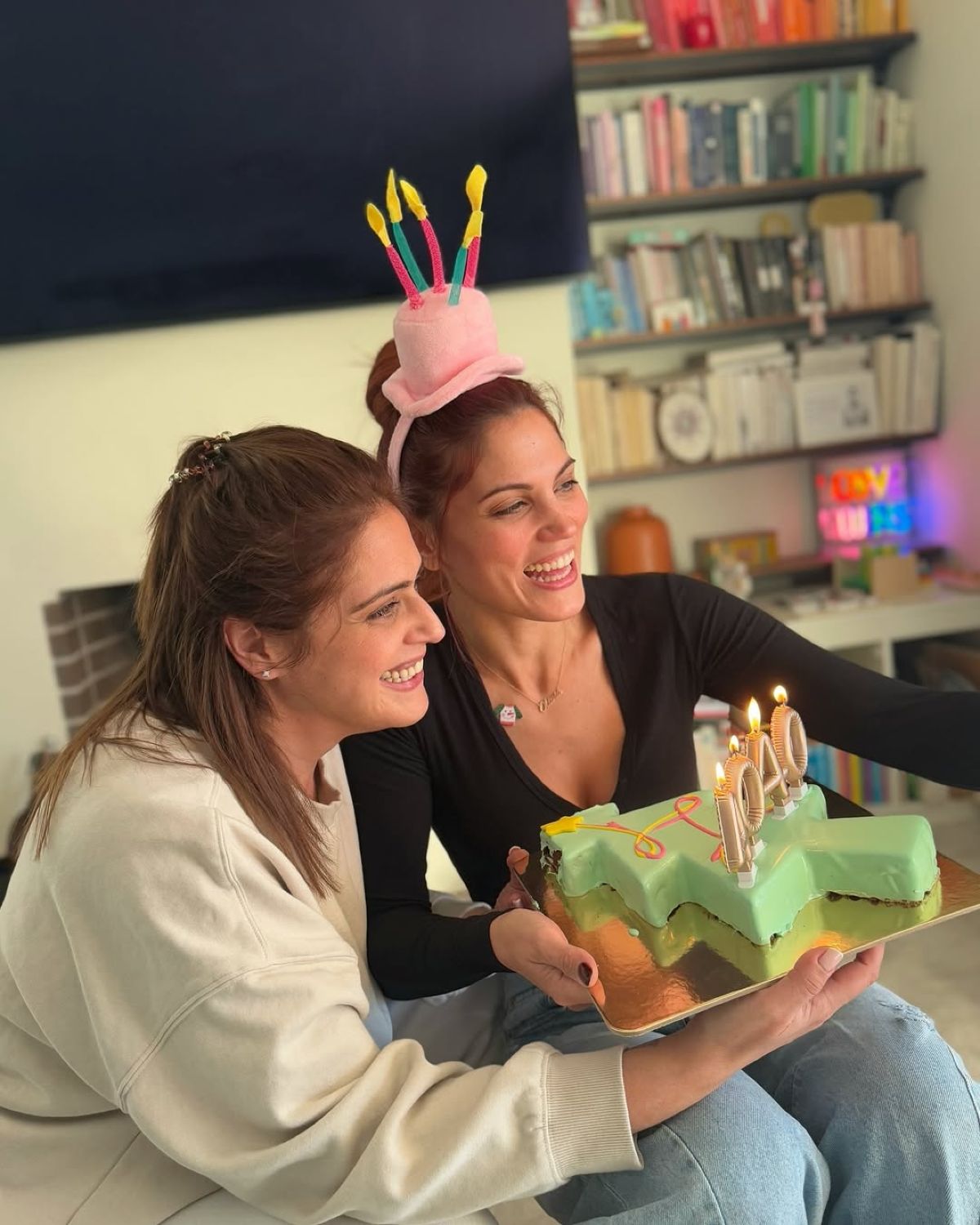 Η Μαίρη και η Αλίκη Συνατσάκη με την τούρτα γενεθλίων τους