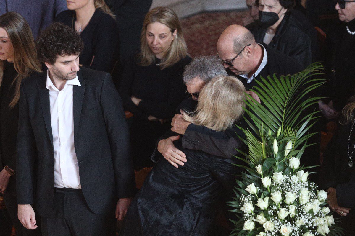 Η σύζυγος του Χαρδαβέλλα στην κηδεία του