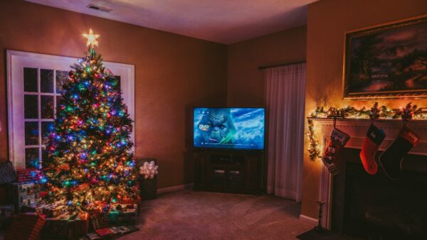 Ένα σαλόνι με χριστουγεννιάτικο δέντρο, την τηλεόραση αναμένη και ένα τζάκι