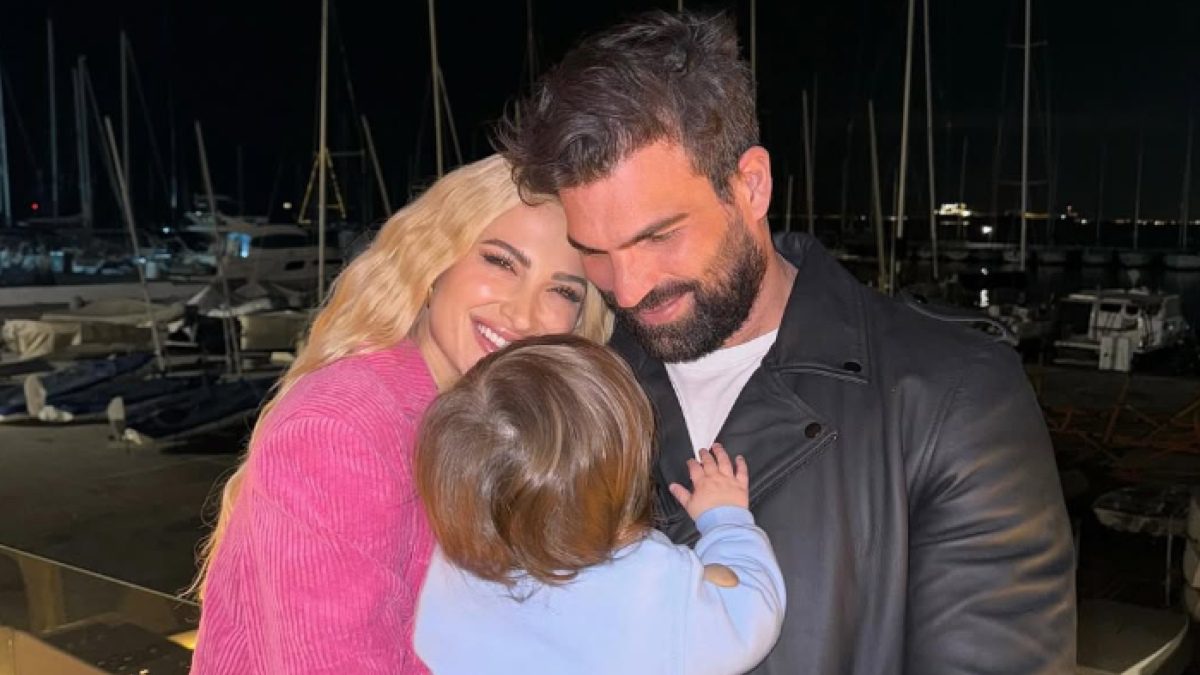 Η Ιωάννα Τούνη αγκαλιά με τον Δημήτρη Αλεξάνδρου και τον γιο τους