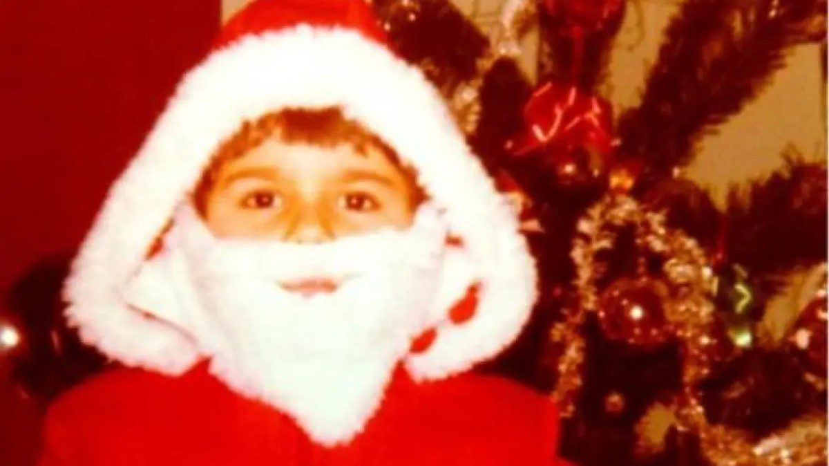 Ο Γιώργος Τσαλίκης σε μικρή ηλικία ντυμένος Άγιος Βασίλης