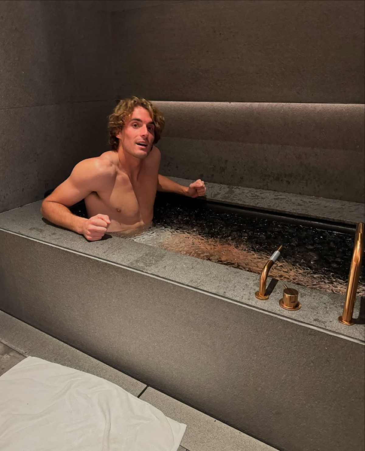 Ο Τσιτσιπάς σε μπανιέρα