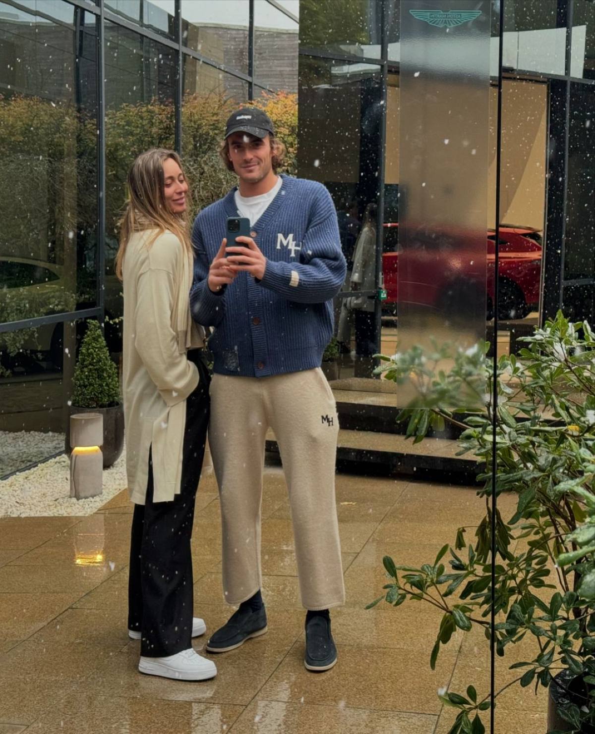 Ο Τσιτσιπάς αγκαλιά με την Μπαντόσα