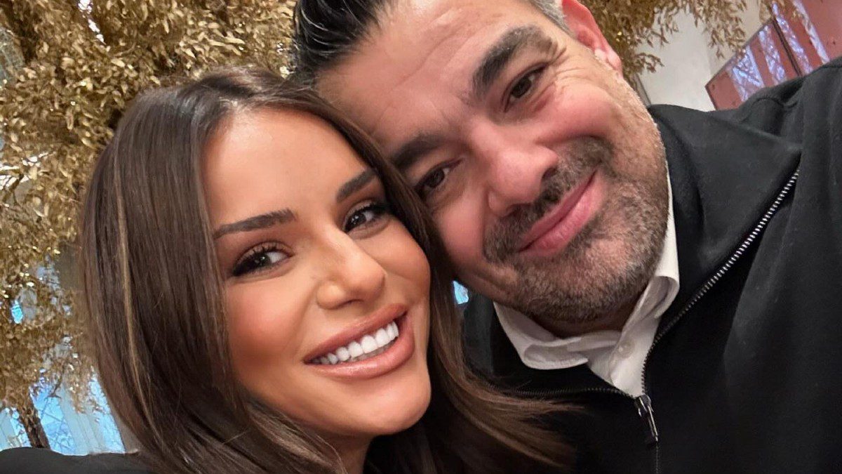 Η εγκυμονούσα Ελένη Τσολάκη με τον σύζυγό της Παύλο Πετρουλάκη στην Θεσσαλονίκη για Χριστούγεννα