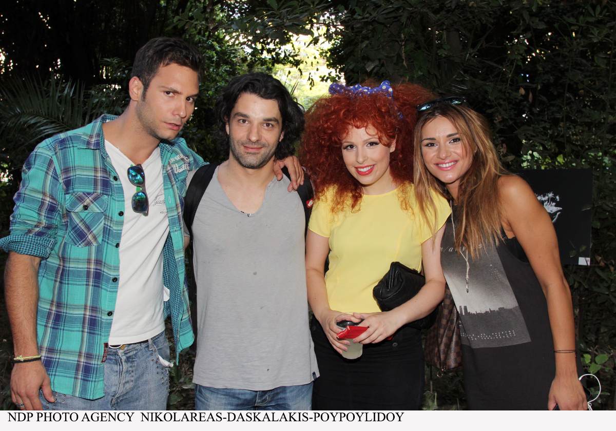 Η Τσολάκη με την ομάδα της εκπομπής Παίδες