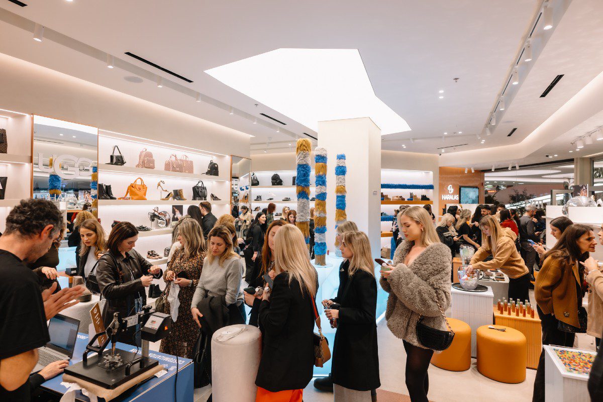 Η UGG παρουσιάζει την συλλογή New Heights στο ολοκαίνουργιο κατάστημα Haralas στο River West