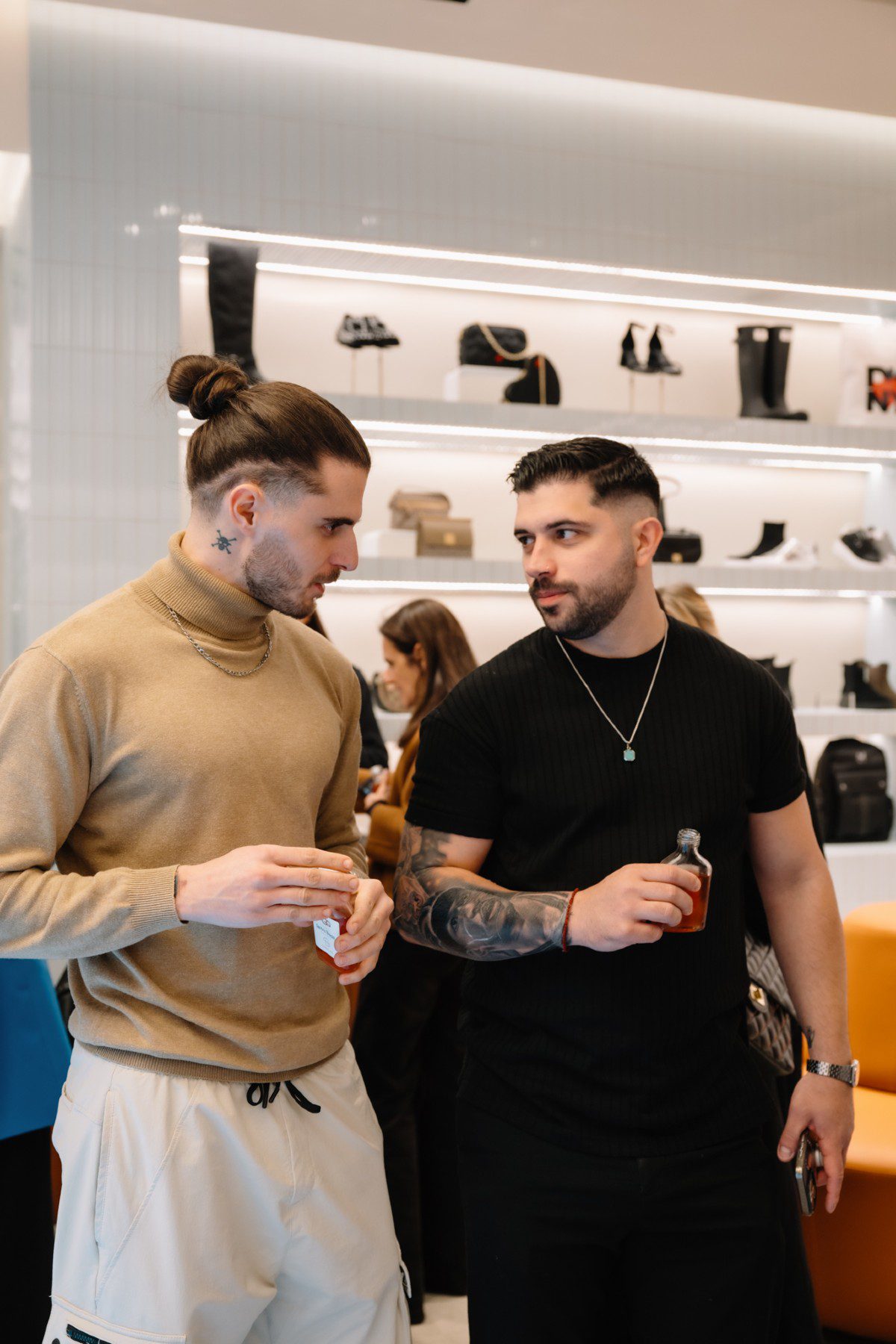 Η UGG παρουσιάζει την συλλογή New Heights στο ολοκαίνουργιο κατάστημα Haralas στο River West