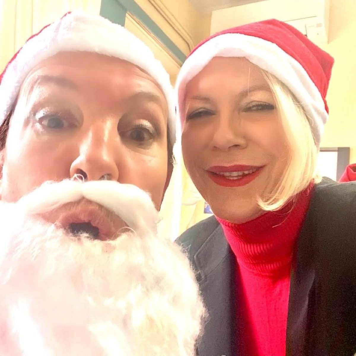 Η Βάνα Μπάρμπα ντυμένη άγιος Βασίλης στο νοσοκομείο