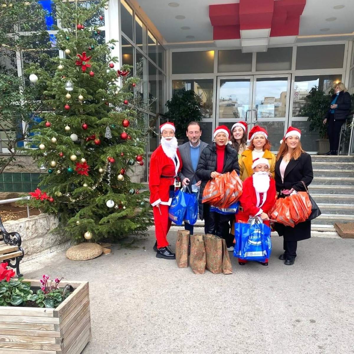 Η Βάνα Μπάρμπα ντυμένη άγιος Βασίλης στο νοσοκομείο