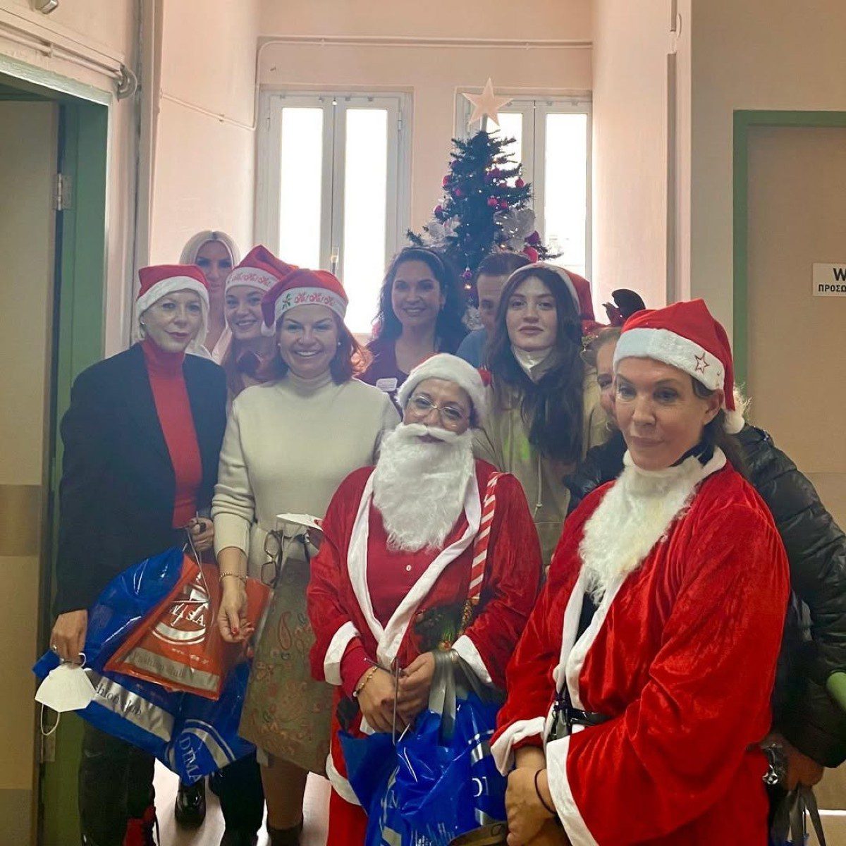 Η Βάνα Μπάρμπα ντυμένη άγιος Βασίλης στο νοσοκομείο