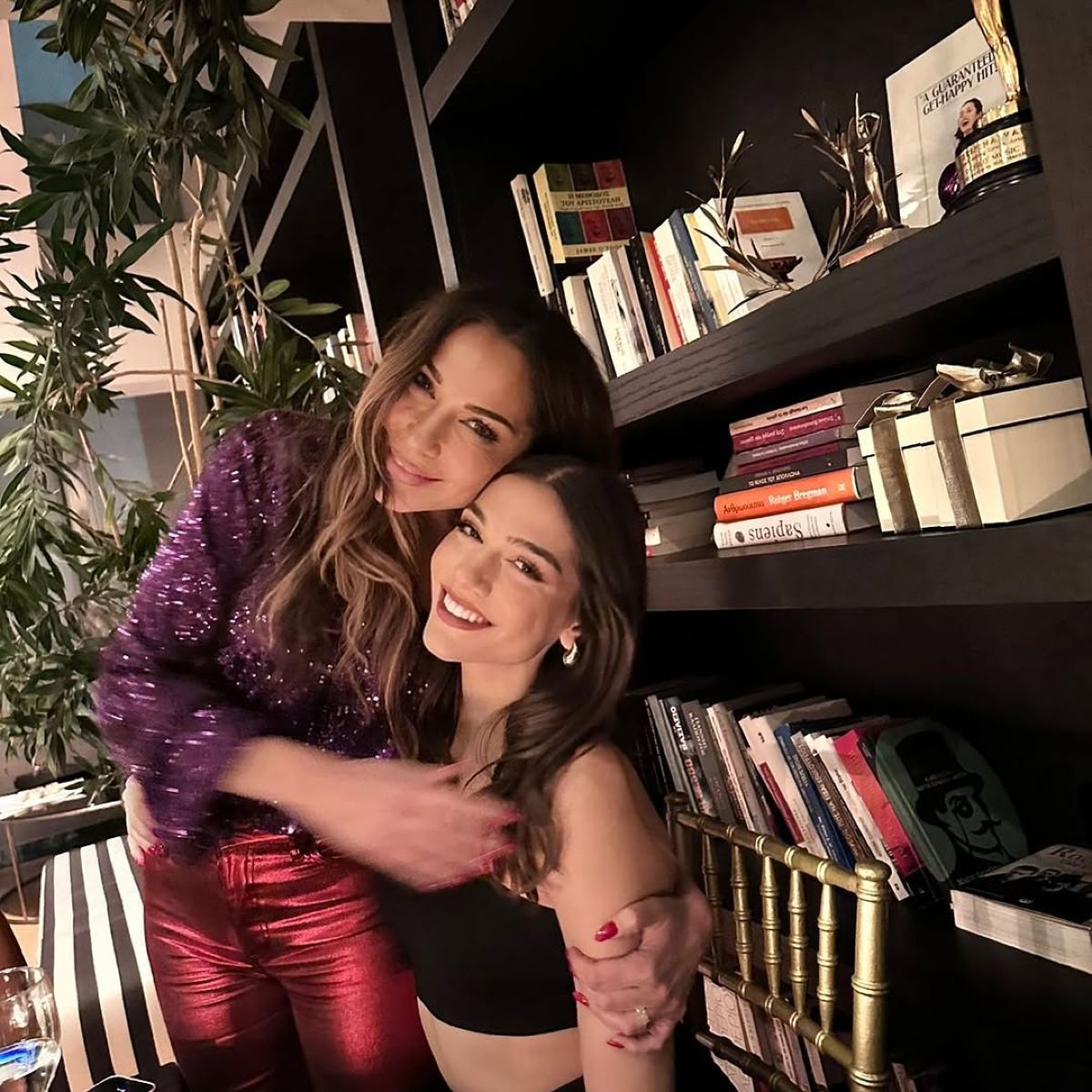 Η Βανδή αγκαλιά με την κόρη της